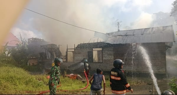 Sinergi Babinsa, Damkar, dan Warga Padamkan Api di Banua Jingah