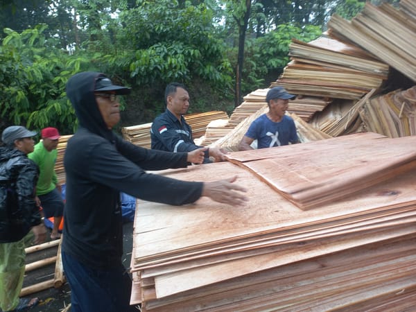 Hujan Menjadi Penghalang Evakuasi Material Triplek