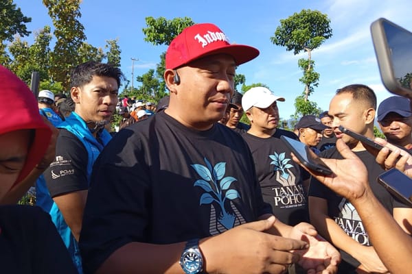 Jaga Kelestarian Lingkungan, Bupati Situbondo Ajak Warga Tanam Pohon