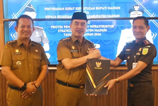 Bupati Madiun Serahkan SK Proyek Pembangunan Infrastruktur 2026 kepada Kajari