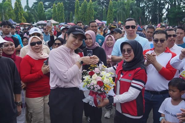 Selamat Ultah Buk Annisa, CFD Dharmasraya 2026: Ribuan Warga Beri Kejutan Ulang Tahun ke-36 untuk Bupati Annisa Suci Ramadhani