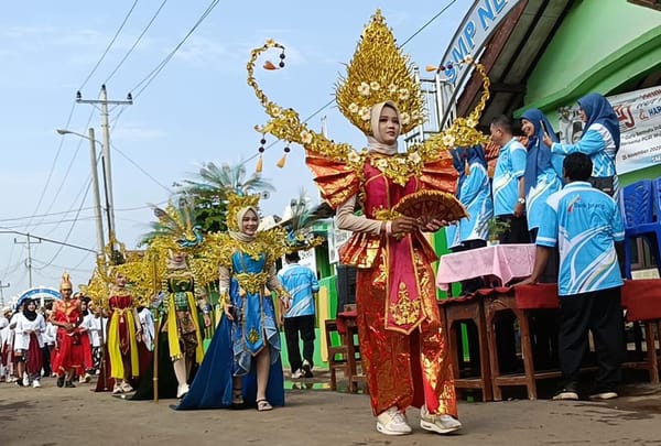 Pelajar SMPN 2 Batang Kenakan Kostum Berkarakter untuk HUT Sekolahnya