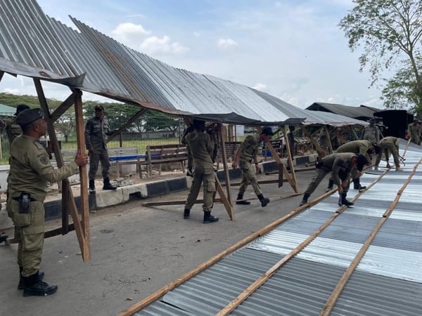 Satpol PP dan WH Aceh Besar Bongkar Bangunan Liar di Atas Trotoar