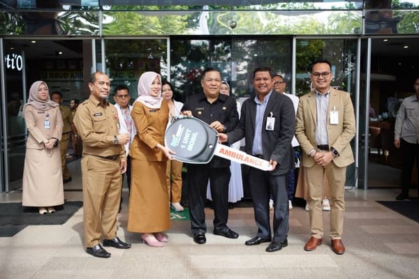 RSUD Arifin Achmad Terima Bantuan Dua Unit Ambulance