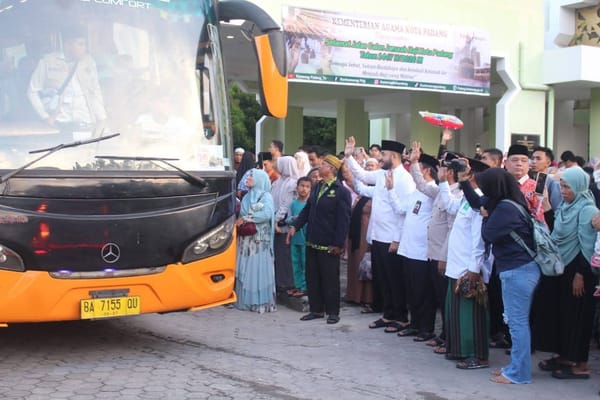 Lepas 386 CJH Kota Padang, Wako Fadly Amran: Doakan Padang Jadi Kota Maju dan Sejahtera