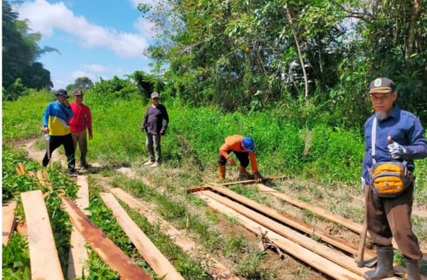 Warga Embaloh Hilir Gotong Royong Perbaiki Jalan Lintas Kapuas