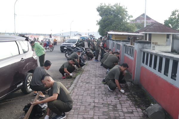 Aksi Nyata Kodam XV/Pattimura, Peduli Lingkungan di Jumat Berkah