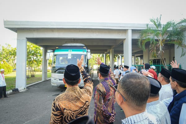 Dua Kepala Daerah Lepas 445 JCH Asal Kuansing dan Rohul, Jaga Kesehatan, Disiplin, Kompak dan Patuhi Arahan Petugas Haji