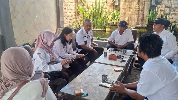 Bakesbangpol Jember Jemput Data Kemiskinan hingga di Lereng Gunung Raung
