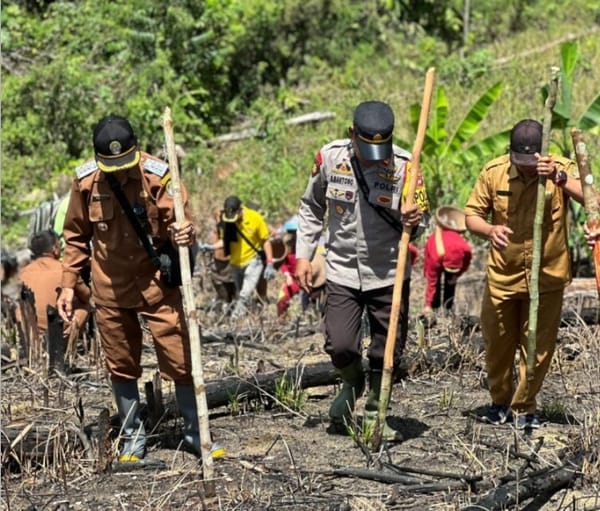 Polri dan Warga Desa Kepari Bersatu Tanam Jagung Hibrida, Semai Harapan Ketahanan Pangan