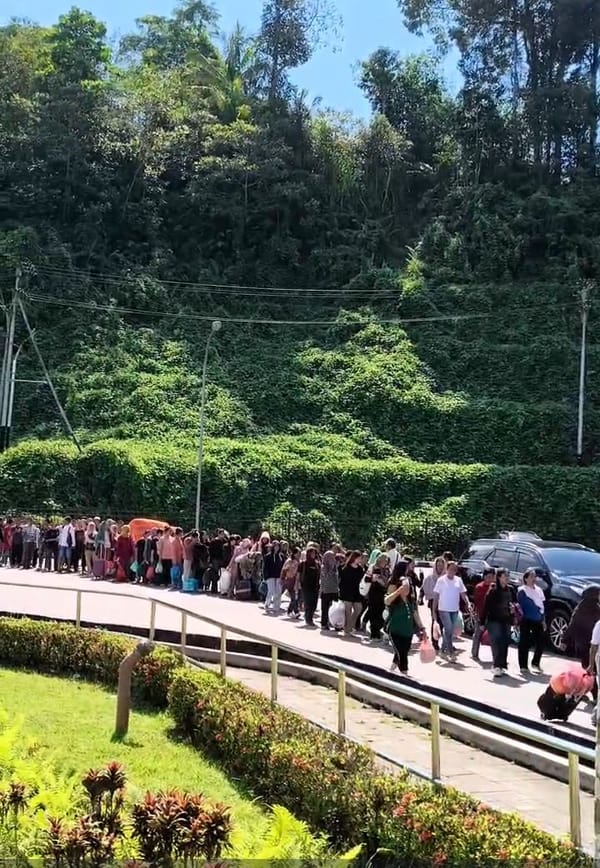 Pulang dari Negeri Seberang: Potret Humanis di PLB Entikong