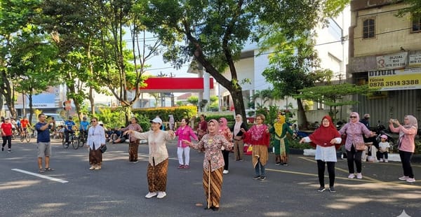 Semarak CFD Solo, Ibu-ibu Berkebaya Tampil Energik Lewat Senam Sehat