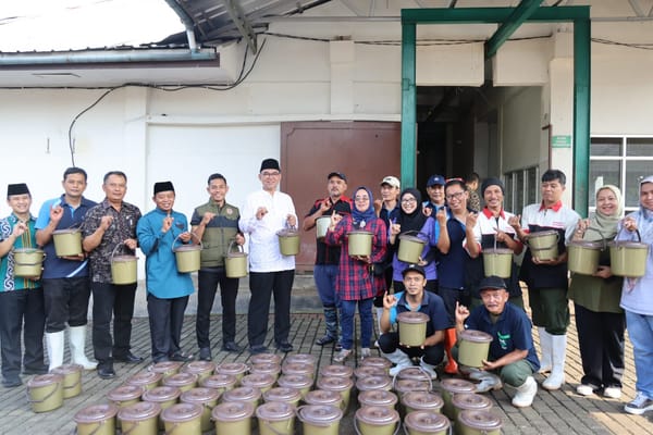 Sekda Bogor Salurkan Daging Kurban Khusus Untuk Para OB, Petugas Kebersihan dan Tenaga Keamanan