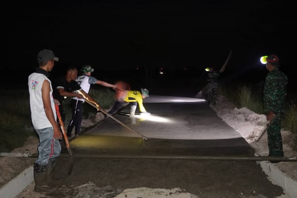 "Bertempur" Ditengah Gelap, Satgas TMMD ke-128 Kodim 1425/Jeneponto Kebut Pengecoran Jalan