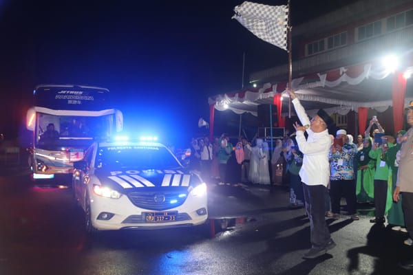 Bupati Sadewo Berangkatkan 354 Calon Jemaah Haji Banyumas Kloter 74 ke Donohudan