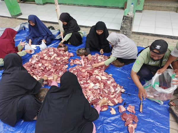 Yayasan Daruljannah Sokaraja Bagikan  Daging untuk Warga