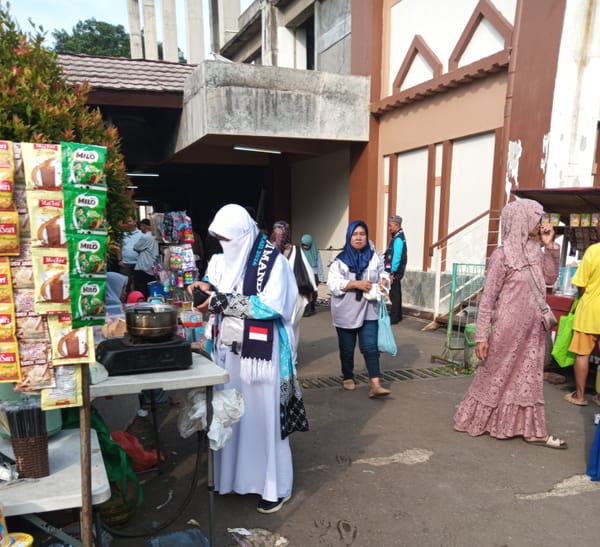 Momen Jemaah Haji Bekasi Santap Jajanan Bersama Keluarga Sebelum Terbang ke Tanah Suci