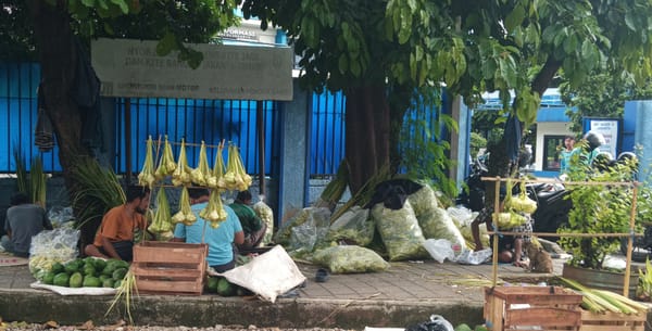 Kisah Perajin Janur Asal Banten Mengais Rezeki Lebaran Haji di Trotoar Ibu Kota