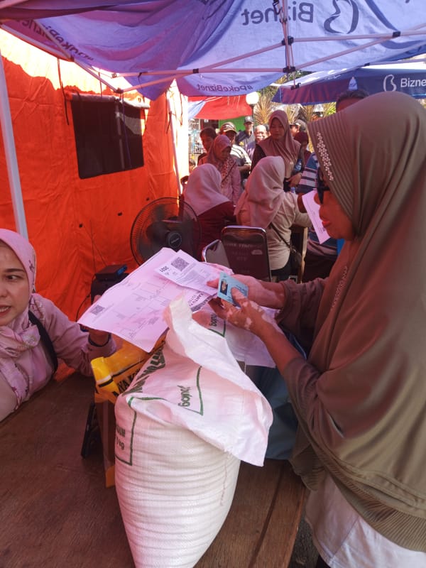 Warga Duren Sawit Antre Mengular Ambil Bansos Beras dan Minyak Goreng di Tengah Lesunya Daya Beli