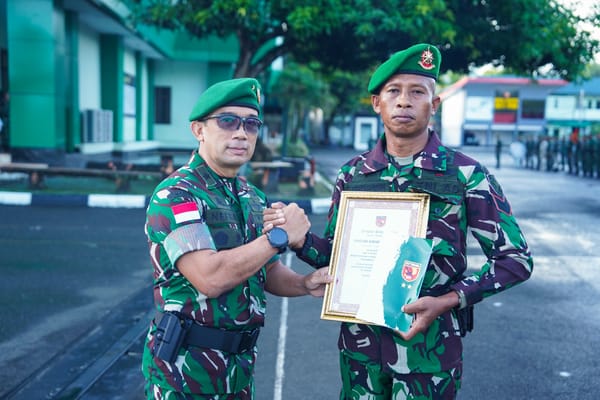 KODAM XV/Pattimura Beri Penghargaan Kepada Sertu Kamarudin Atas Aksi Heroik di Jembatan Merah Putih