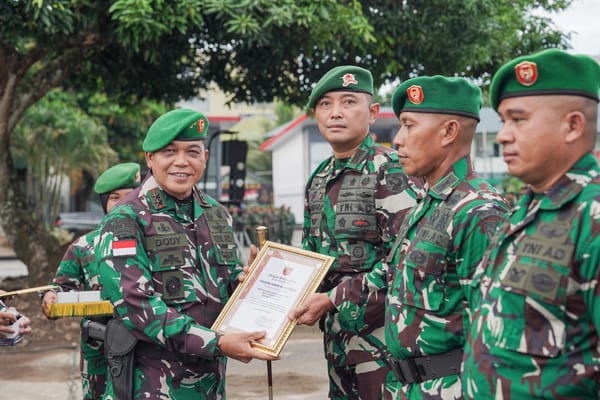 Pangdam XV/Pattimura Berikan Penghargaan Kepada Lima Prajurit Berprestasi