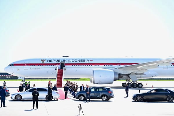 Presiden Prabowo tiba di Paris, Prancis, Disambut Ratusan Warga Negara Indonesia
