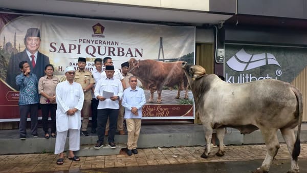 Ketua DPD Gerindra Iman Sutiawan Serahkan Sapi Kurban Bantuan Presiden untuk Masyarakat Kepri