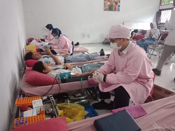 Suarakan Semangat Kemanusiaan, PMI Kota Semarang Ajak Siswa SMA N 4 Semarang Berdonor