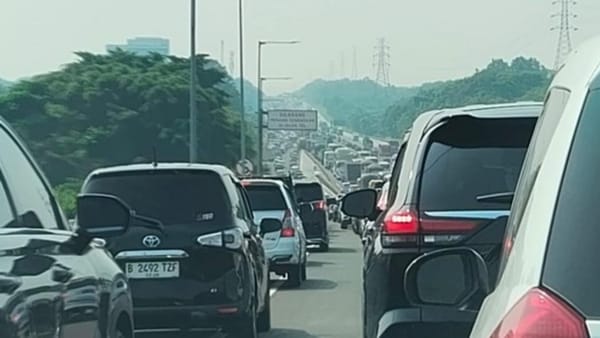 Tol Japek dan MBZ Padat Jasamarga  Berlakukan Contraflow di Km 55 s.d Km 65 Ruas Tol Japek