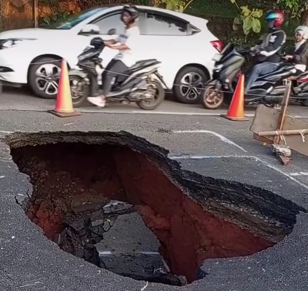 Jalan Lenteng Agung Jaksel Amblas Sudin Binamarga dan SDA DKI Jakarta Selatan segera Turun Tangan