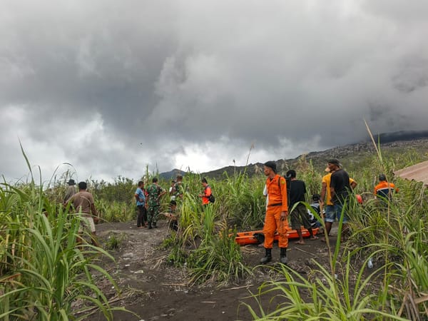 Tim SAR Gabungan Evakuasi Puluhan Pendaki Yang Tersesat Saat Gunung Dukono Erupsi