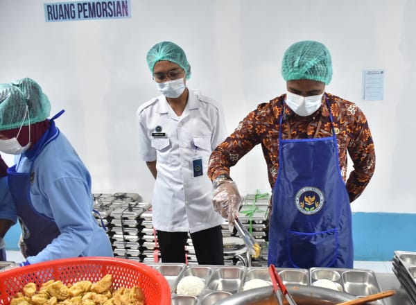 Plt. Kaper BKKBN Maluku Utara Tinjau Dapur MBG Taba Damai di Jailolo Selatan