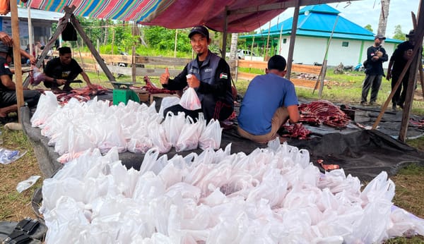 BMH Alirkan Berkah Qurban 35 Sapi dan 35 Kambing Tembus Seluruh Pelosok Maluku Utara