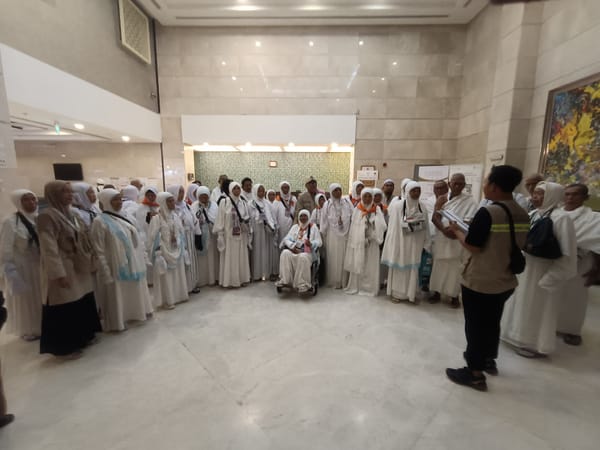 Lansia Kloter 6 BDJ Tuntaskan Umrah Wajib dengan Kursi Roda, Kebersamaan Jadi Kunci Pelayanan