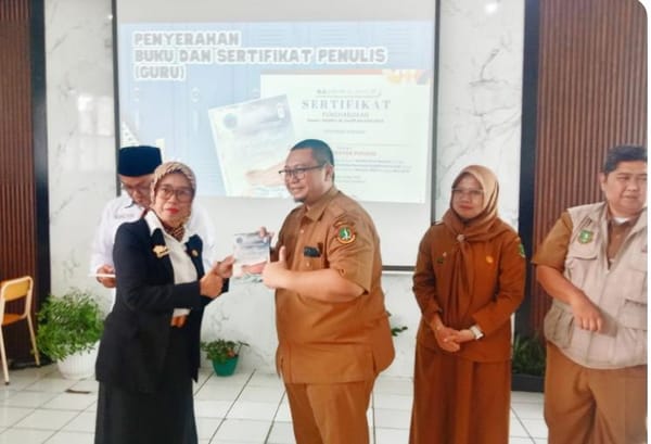 MTsN Kota Sukabumi Ukir Sejarah Literasi, Siswa Terbitkan Buku “Badai Pasti Berlalu”