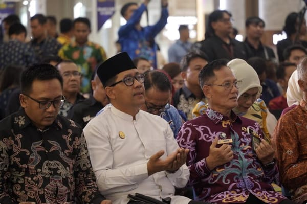 Pesona Tambun Bungai, Perkuat Ekonomi Umat Berbasis UMKM Halal, UIN PKY Terima Piagam