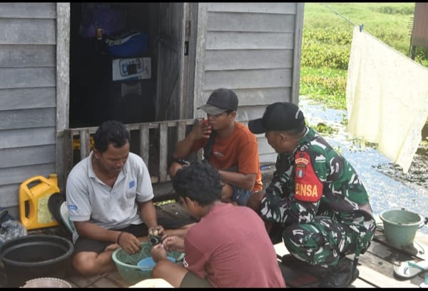 Babinsa Koramil 1002-08/LAU Perkuat Kemanunggalan TNI-Rakyat di Dusun Terluar HST, Sertu Aspiani Jalin Komsos dengan Warga Dusun Awang Landas