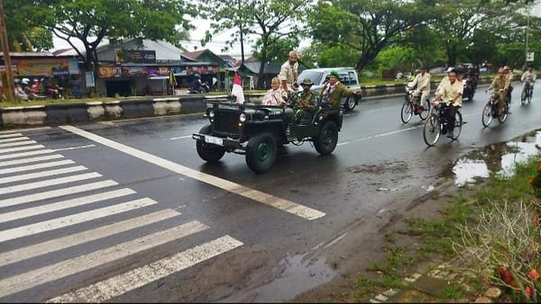 Peringati HUT Proklamasi Gubernur Tentara ALRI ke 77, UNUKASE Fasilitasi Komunitas Pesepeda Onthel dengan Rest Area