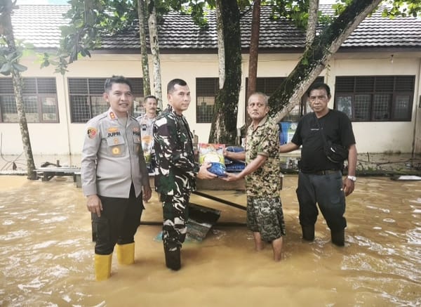 Bantu Ringankan Beban Warga, TNI-Polri Salurkan 1 Ton Beras Untuk Korban Banjir
