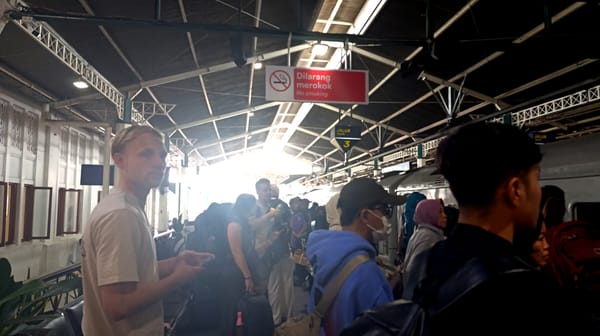 Tradisi Heroik di Stasiun Yogyakarta, Lagu Indonesia Raya Satukan Penumpang dan Wisatawan Asing