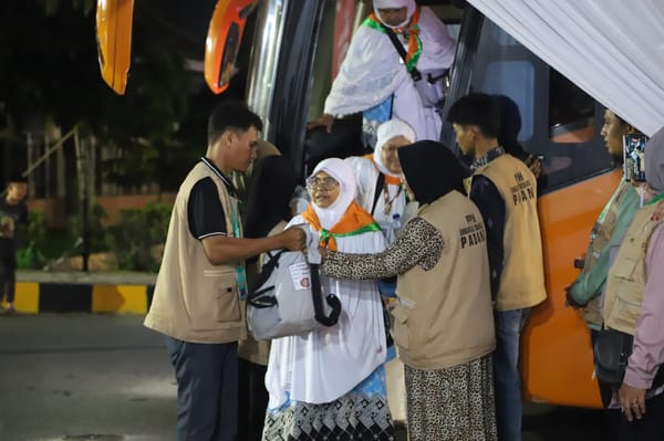 Terjebak Macet, Jemaah Kloter 10 Akhirnya Sampai ke Asrama Haji