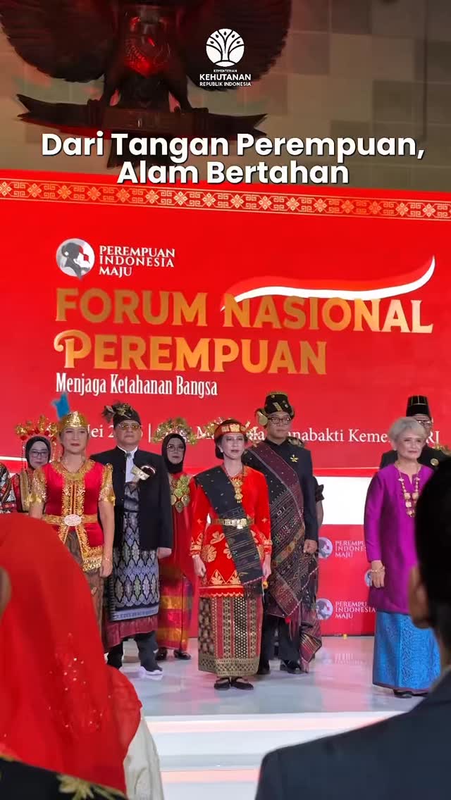 Dari Tangan Perempuan Alam Bertahan
