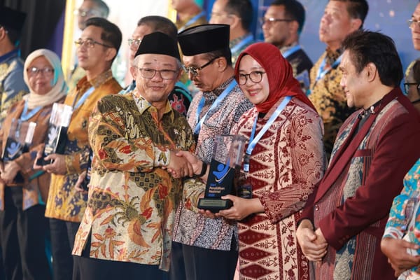 Bupati Banyuwangi Raih Dua Penghargaan Pendidikan dari Mendikdasmen