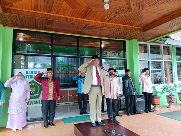 Kakankemenag Sawahlunto Pimpin Upacara Hardiknas 2026, Tegaskan Pendidikan sebagai Upaya Memanusiakan Manusia