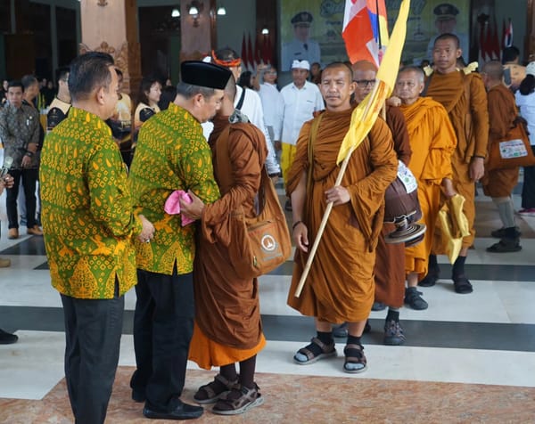 Bupati Madiun Berangkatkan Rombongan Bhikkhu Lanjutkan Perjalanan