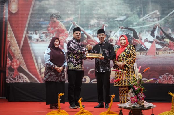 Bupati Kuansing Lantik Pengurus IWAKUSI Batam, Walkot Batam: Warga Kuansing Salah Satu Komunitas Yang Hebat dan Solid