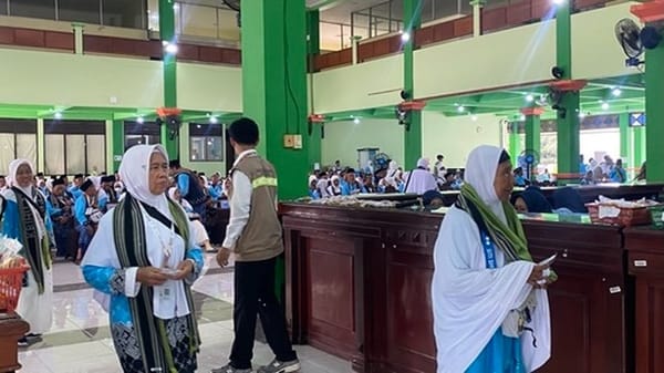 Keberangkatan Kloter 52 Ke Tanah Suci Mengenakan Ihrom