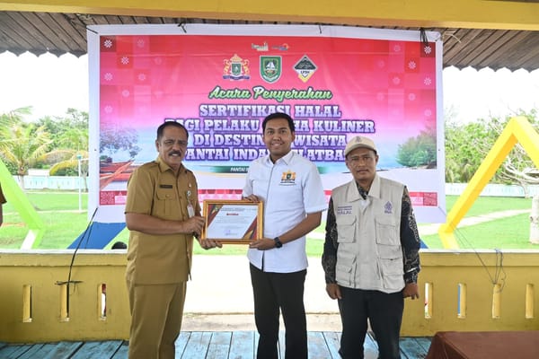 Jamin Kehalalan Produk, Pelaku Usaha Kuliner Pantai Indah Selat Baru Bengkalis Terima Sertifikat Halal