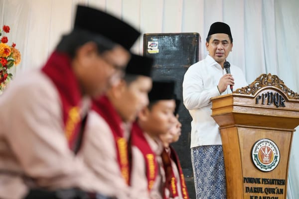 Wagub Ta Yasin Serahkan Bisyaroh kepada 6 Penghapal Al Qur'an