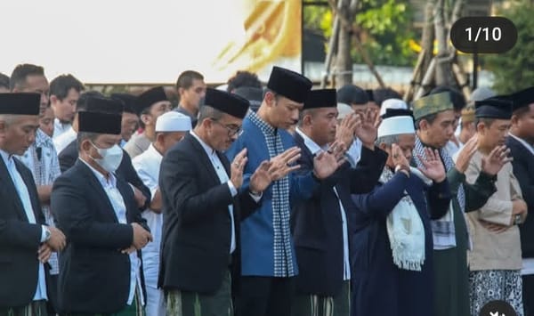 AHY Sholat Idul Adha Bersama Warga di Halaman Kantor Wali Kota Jakarta Selatan